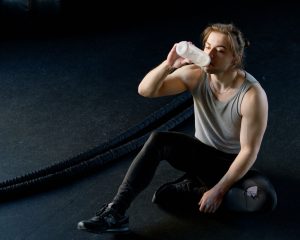 מהסוג ועד למינון: כל מה שצריך לדעת על אבקת חלבון לספורטאים